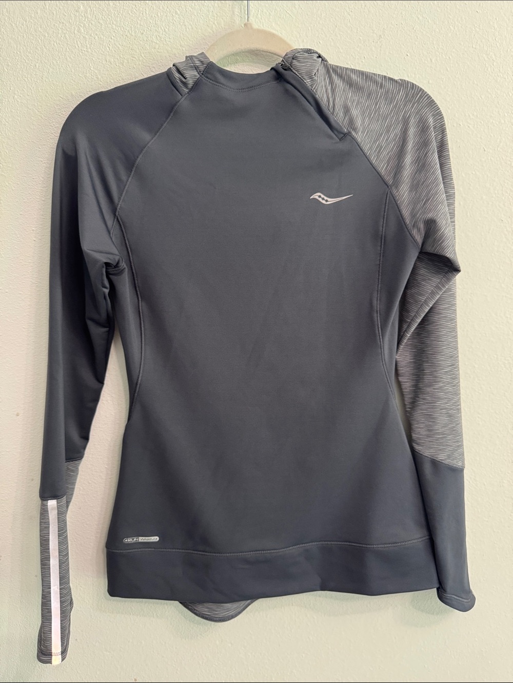 Saucony Women’s Long Sleeve Grey running sweater size small